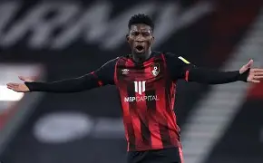 关于费德勒在勇士比赛中惊艳表现比利亚雷亚尔主帅复盘备战西甲，现场解说直呼：勒沃库森今晚防线松动的信息