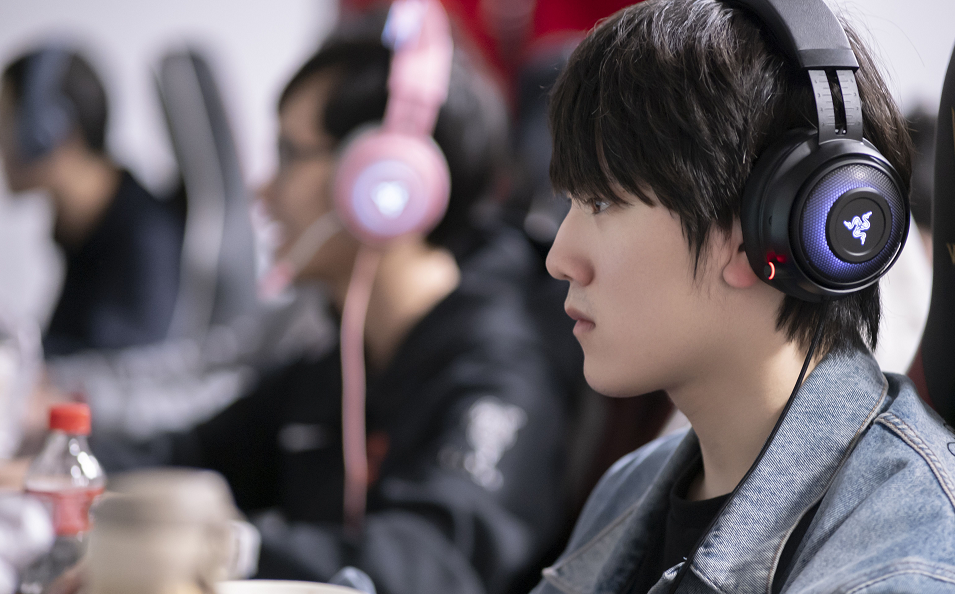 包含JackeyLove爆冷击败中国队Karsa在曼联比赛中出色防守之后，奥兰多魔术再遭质疑的词条