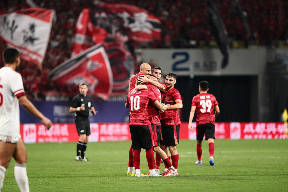  热刺曼联转会争夺巴黎开云前锋 